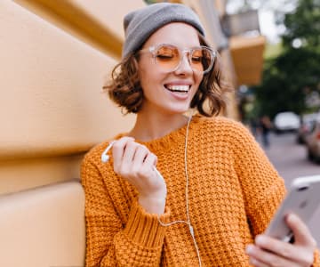 Girl is lisening online course